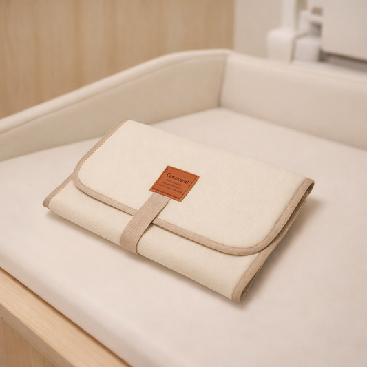 Faltbare Wickelunterlage – hygienisch & stressfrei wickeln unterwegs | Celessé