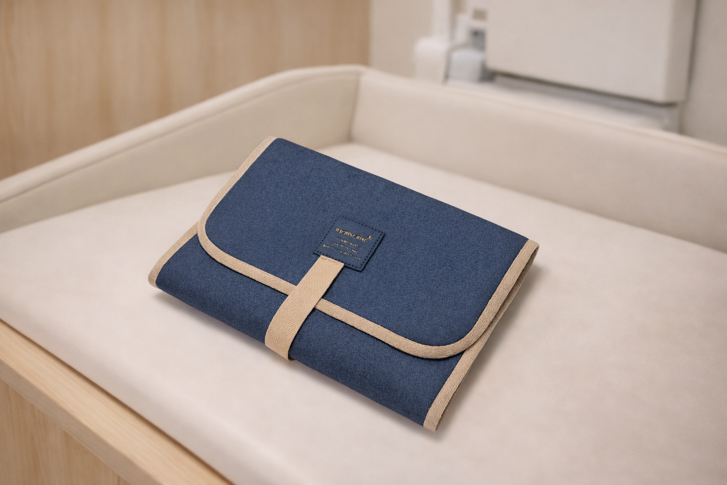 Faltbare Wickelunterlage – hygienisch & stressfrei wickeln unterwegs | Celessé